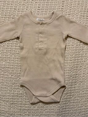 Minimal Ribbed Long-Sleeve Baby One-Piece in Cream